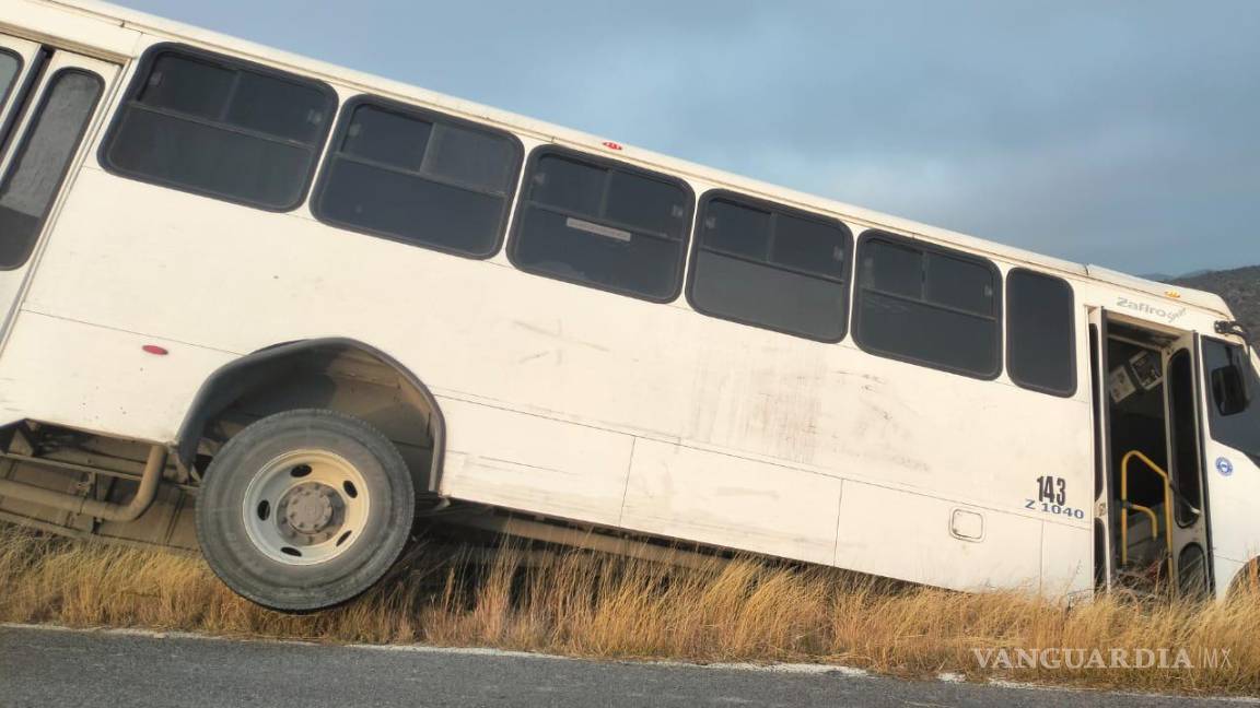 ¡Susto! Se le apaga camión a chofer y estuvo a punto de desbarrancar en la carretera G. Cepeda-Parras