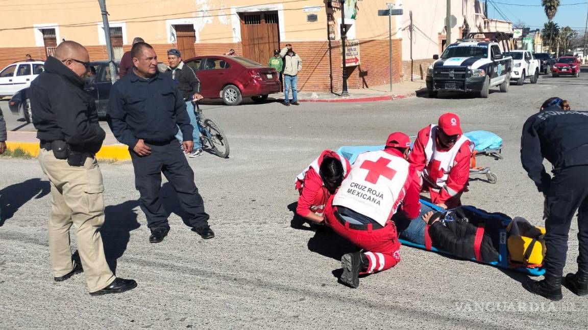 Camioneta embiste a motociclista y lo fractura; trasladan al herido desde Parras hasta hospital de Torreón