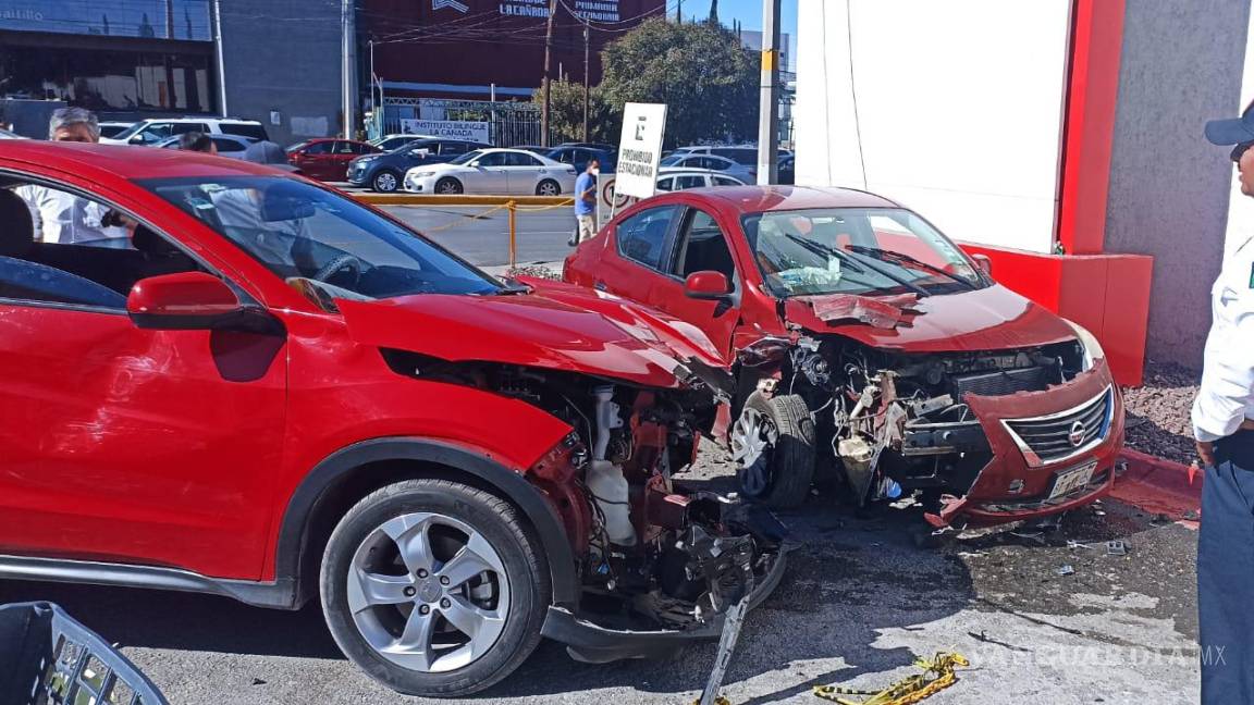 Conductor choca a camioneta estacionada en gasolinera de Saltillo; se había ‘sentido mal’