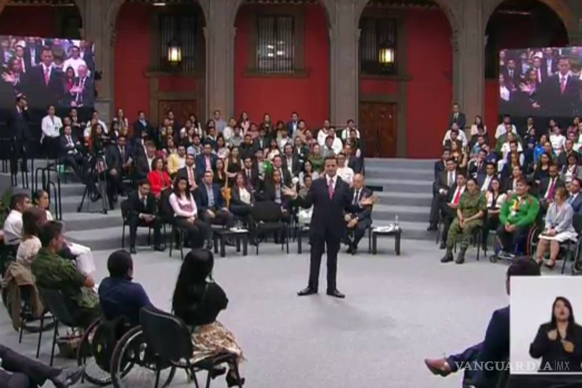 “México ha cambiado para bien”, dice Peña Nieto; jóvenes lo cuestionan