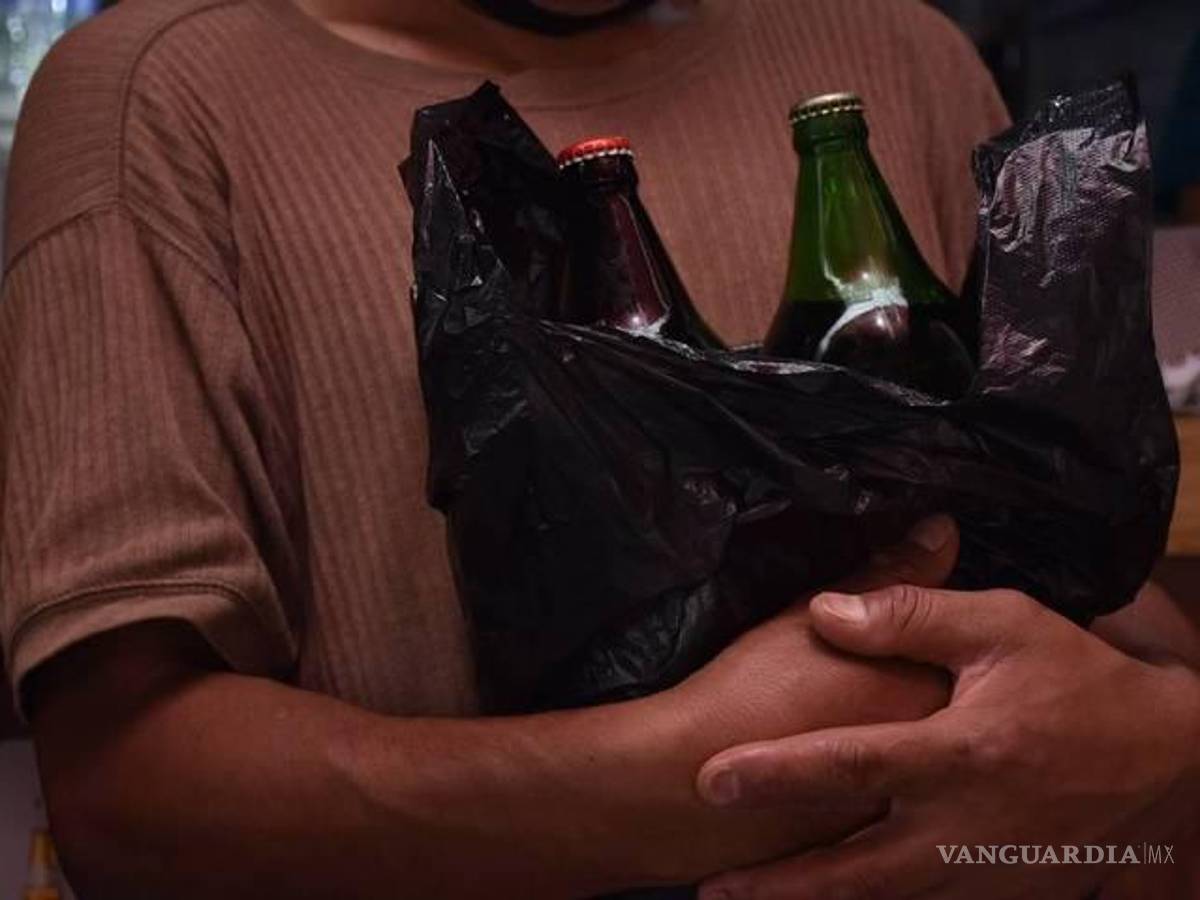 $!El consumo de alcohol en vía pública está prohibida en las leyes locales.