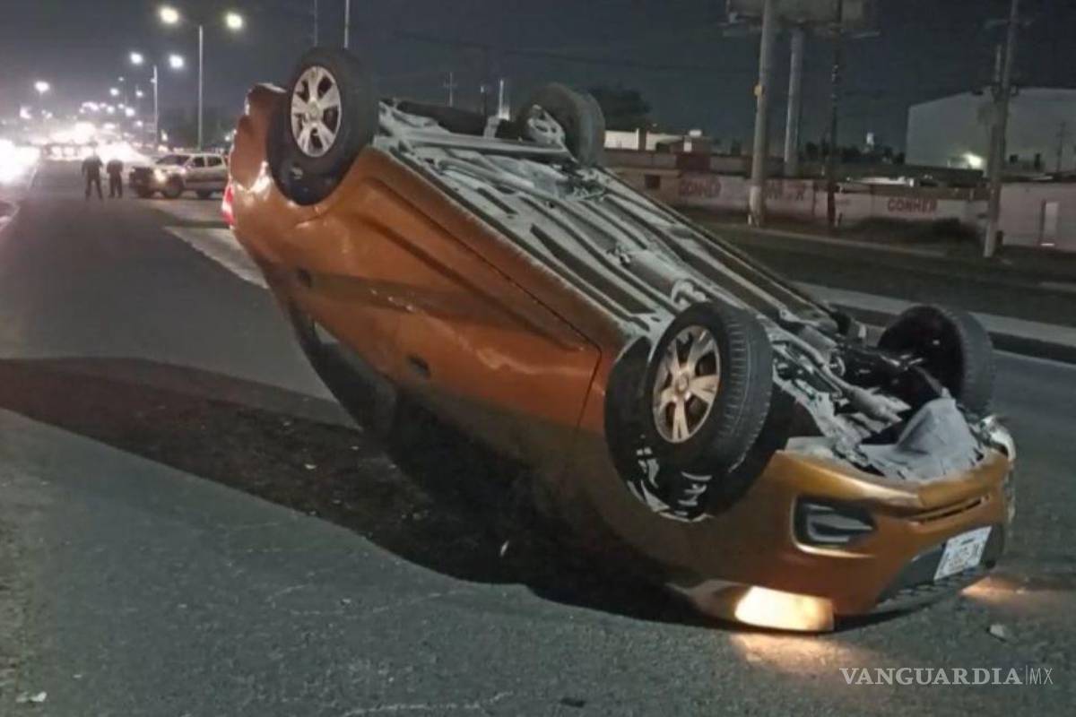Saltillo: vuelca conductor con aliento alcohólico en periférico LEA y provoca cierre vial
