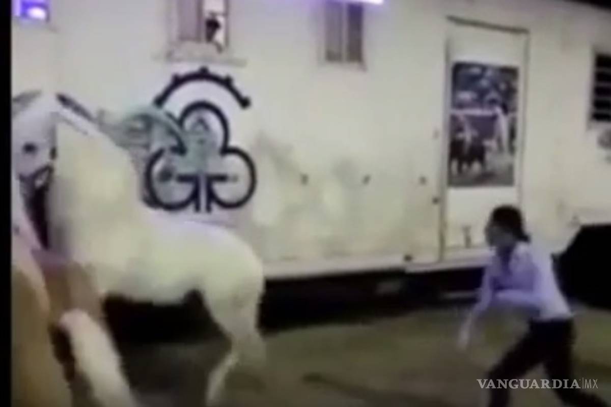 Captan a rejoneador maltratando a su caballo