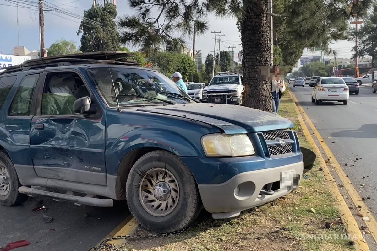 Sin frenos, camioneta causa choque múltiple y termina sobre el camellón en Saltillo