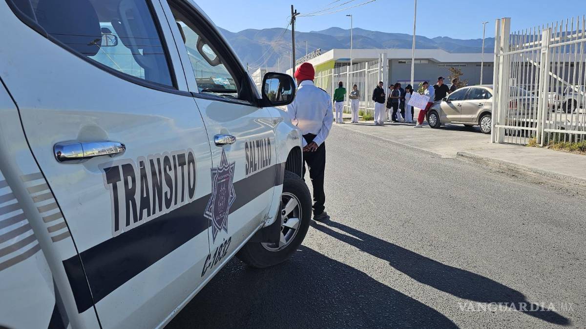 Alumnos de Medicina toman la Universidad de Durango, en Saltillo