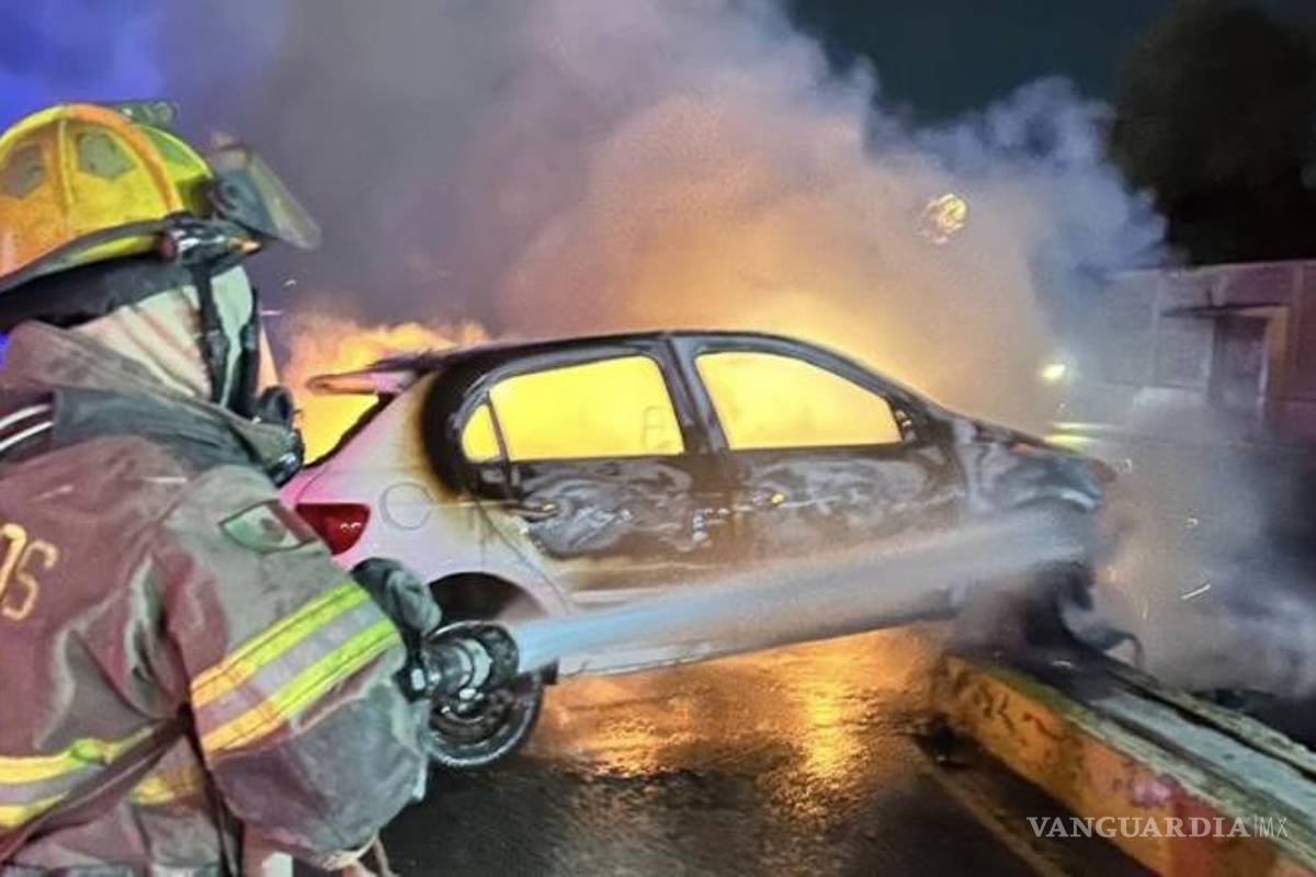 $!Bomberos de la estación 26 de Marzo atendieron el llamado de emergencia y controlaron el incendio.