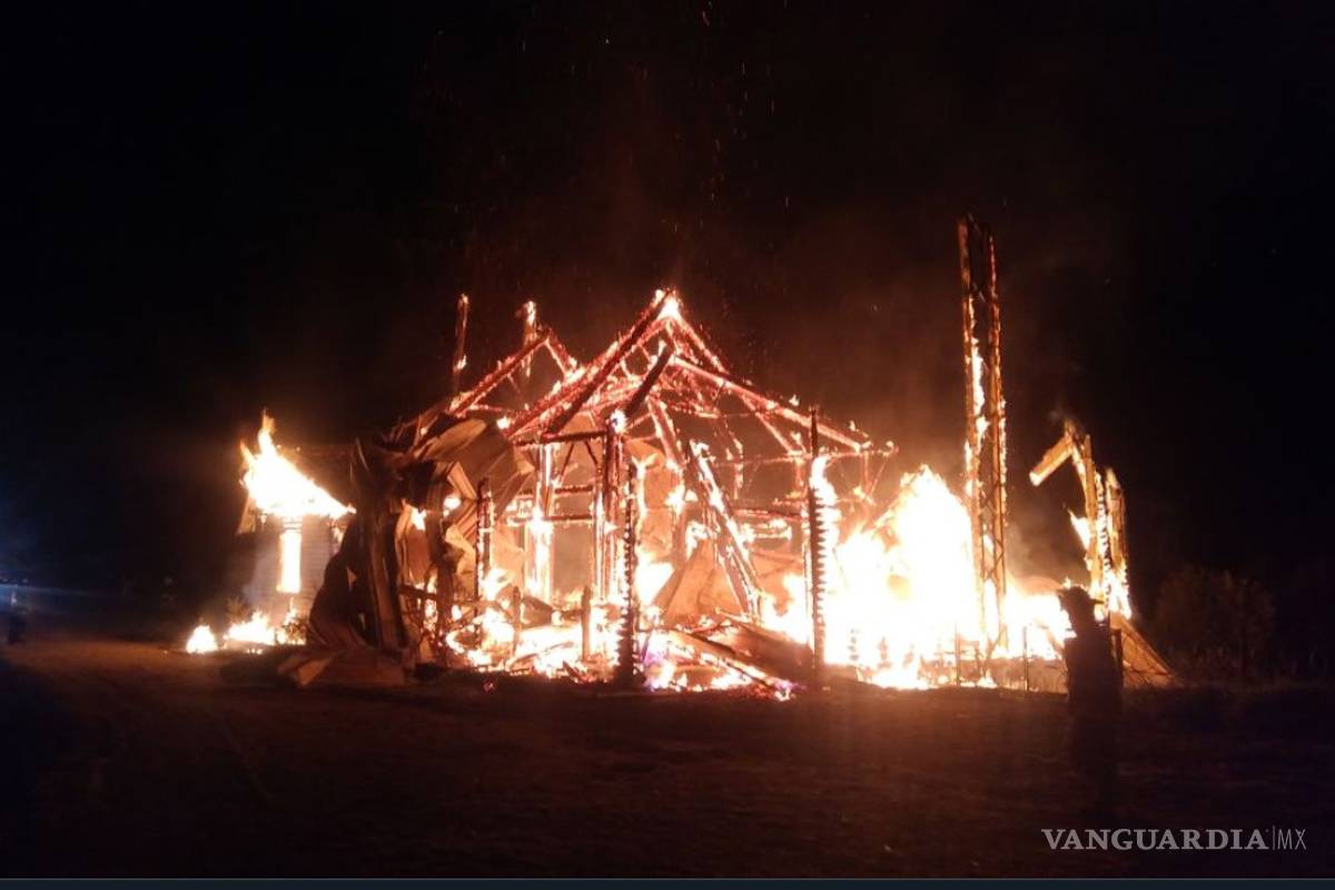 Incendio destruye una iglesia católica en la región chilena de Los Lagos