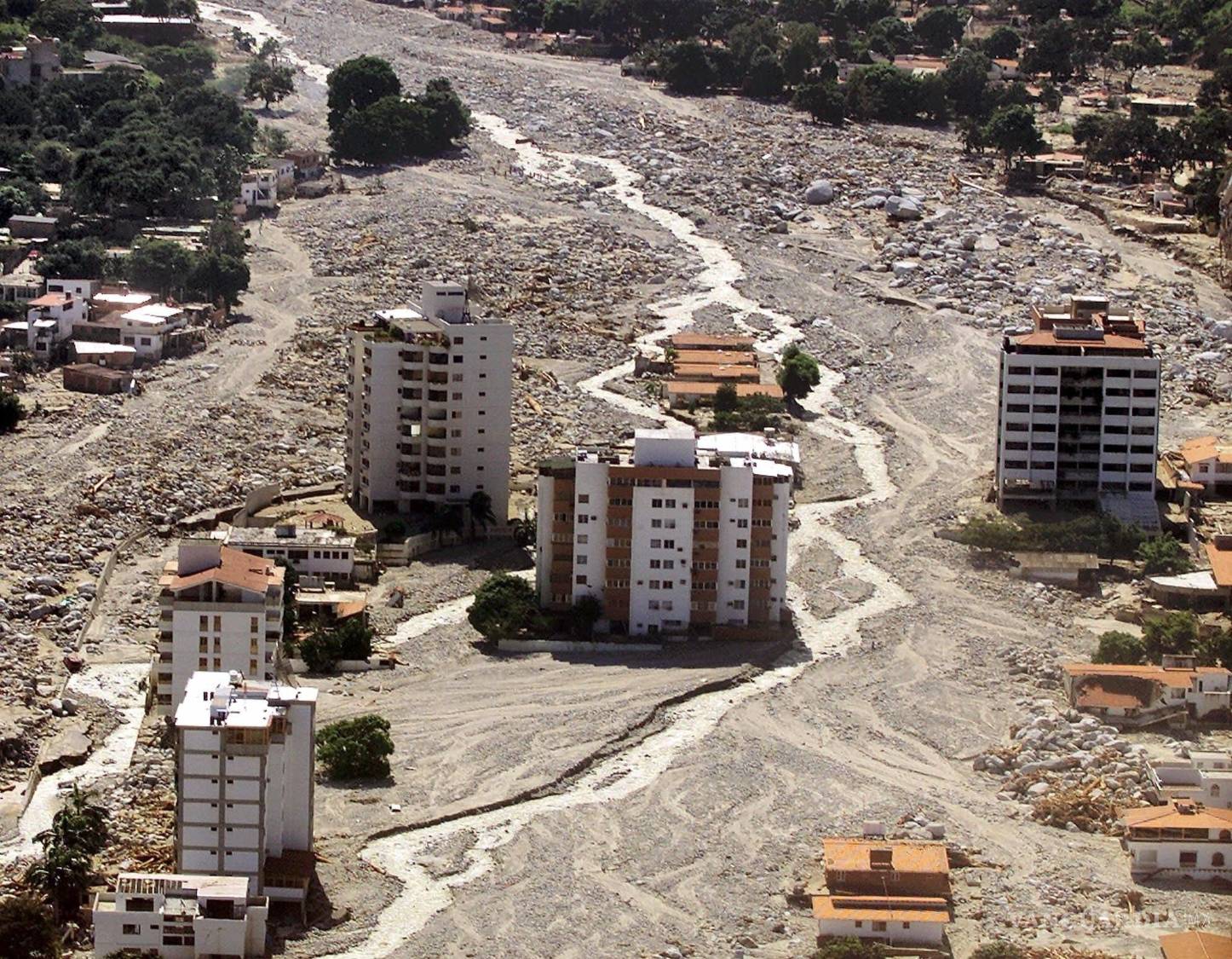 $!Una inundación y deslave el barrio de Los Corales, en el estado Vargas, justo al norte de Caracas, el 19 de diciembre de 1999.