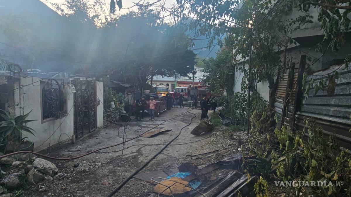 Quema de cobre ocasiona incendio en tres tejabanes, en Nuevo León