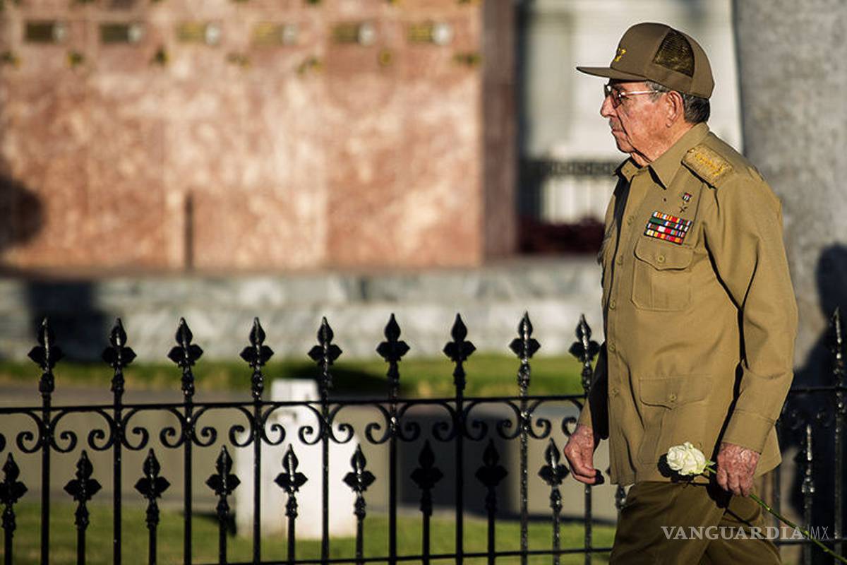 Raúl Castro rinde tributo ante la tumba de Fidel