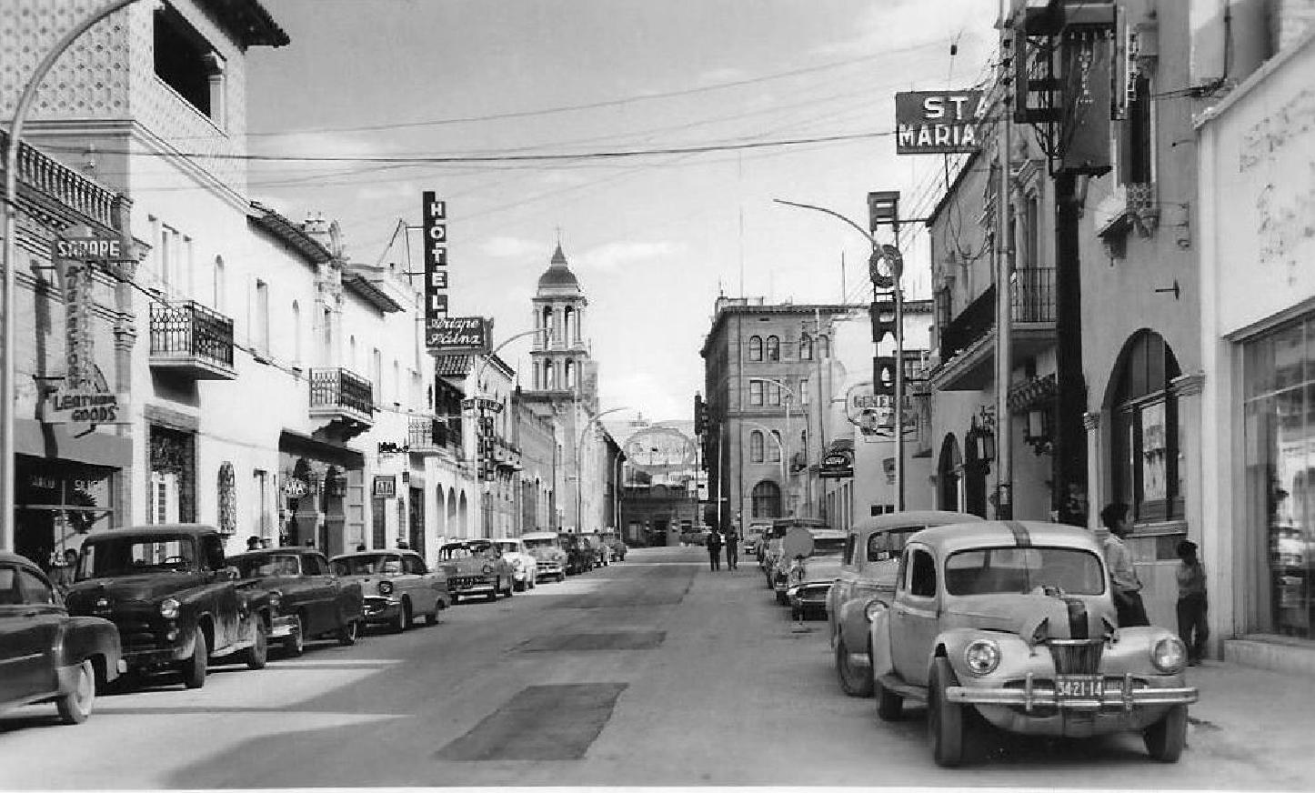 $!Calle Victoria 1960, el edificio al fondo a la derecha, Hotel Coahuila fue derrumbado en 1965.