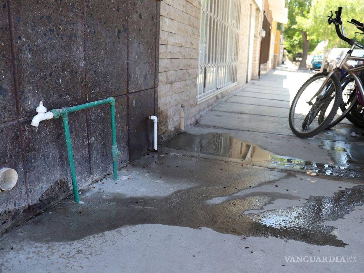 $!Las fugas de agua son comunes en las localidades más pobladas de la entidad.