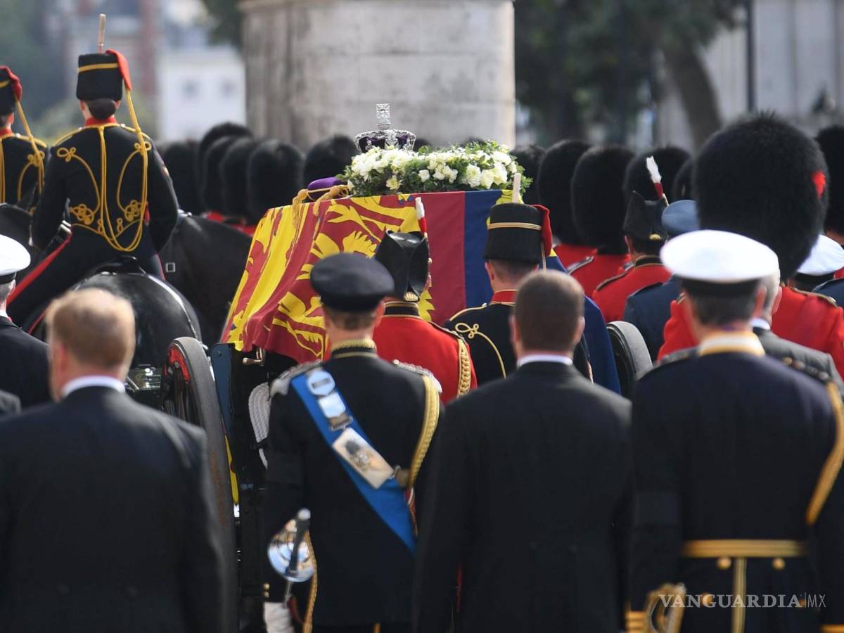 $!El ataúd que con el cuerpo de la reina Isabel II de Gran Bretaña, envuelta en el estandarte real con la Corona del Estado Imperial en la parte superior.