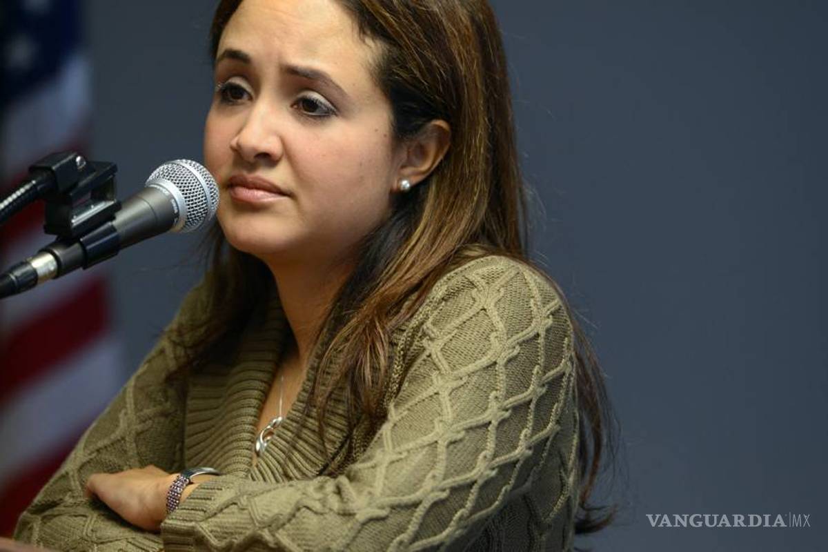 Madre de víctima de Sandy Hook pide a hispanos que "salven vidas" votando