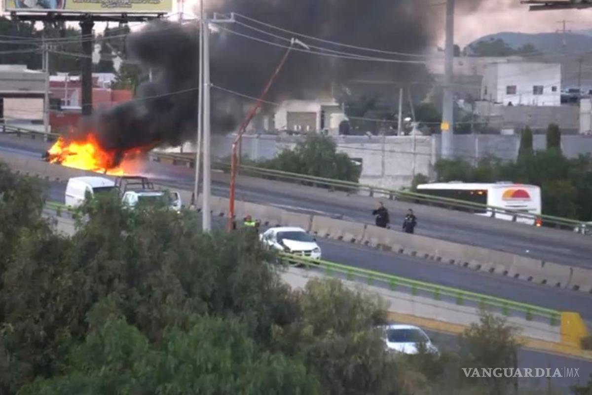Arde auto tras volcarse al sur de Saltillo; joven conductor se salva de milagro