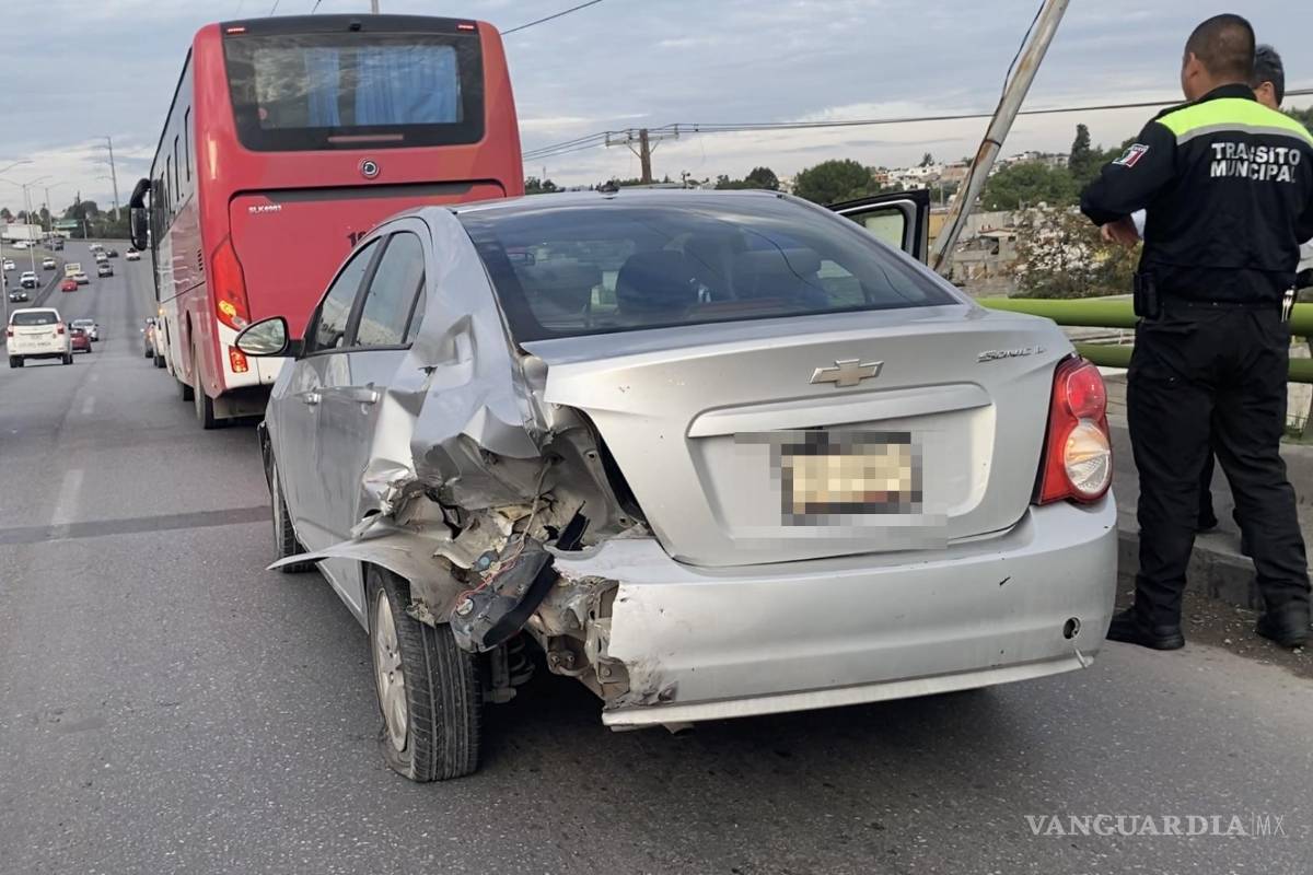 Acelerado conductor provoca choque múltiple en el periférico LEA, en Saltillo