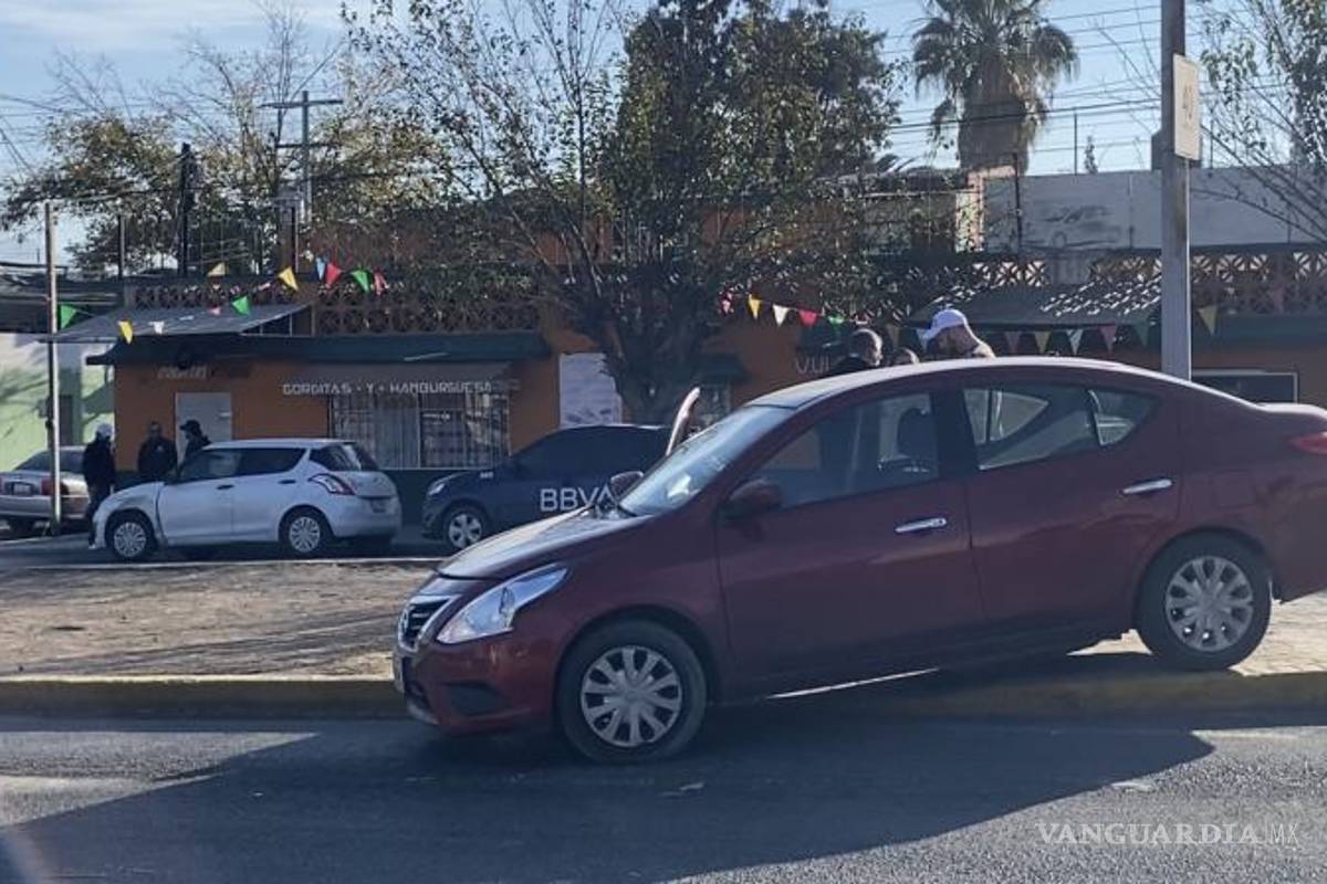 $!El Nissan Versa, que tenía el derecho de paso, terminó subiendo al camellón central luego del impacto con el Suzuki Swift.