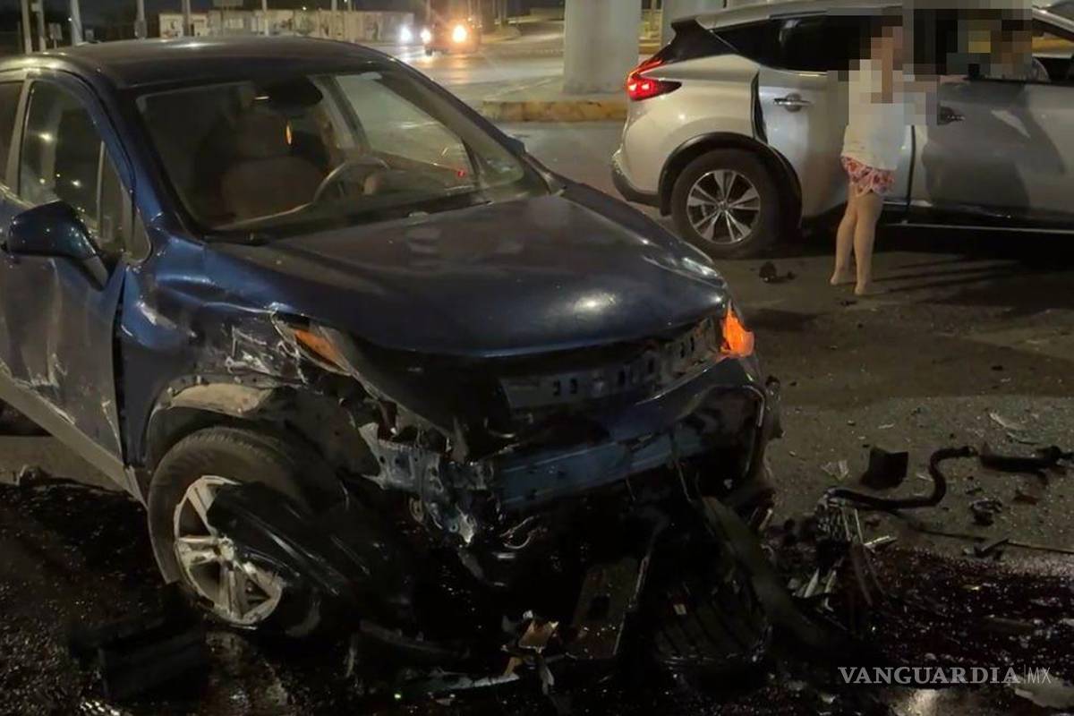 $!La camioneta Trax resultó con daños en la carrocería, pero sus ocupantes salieron ilesos.