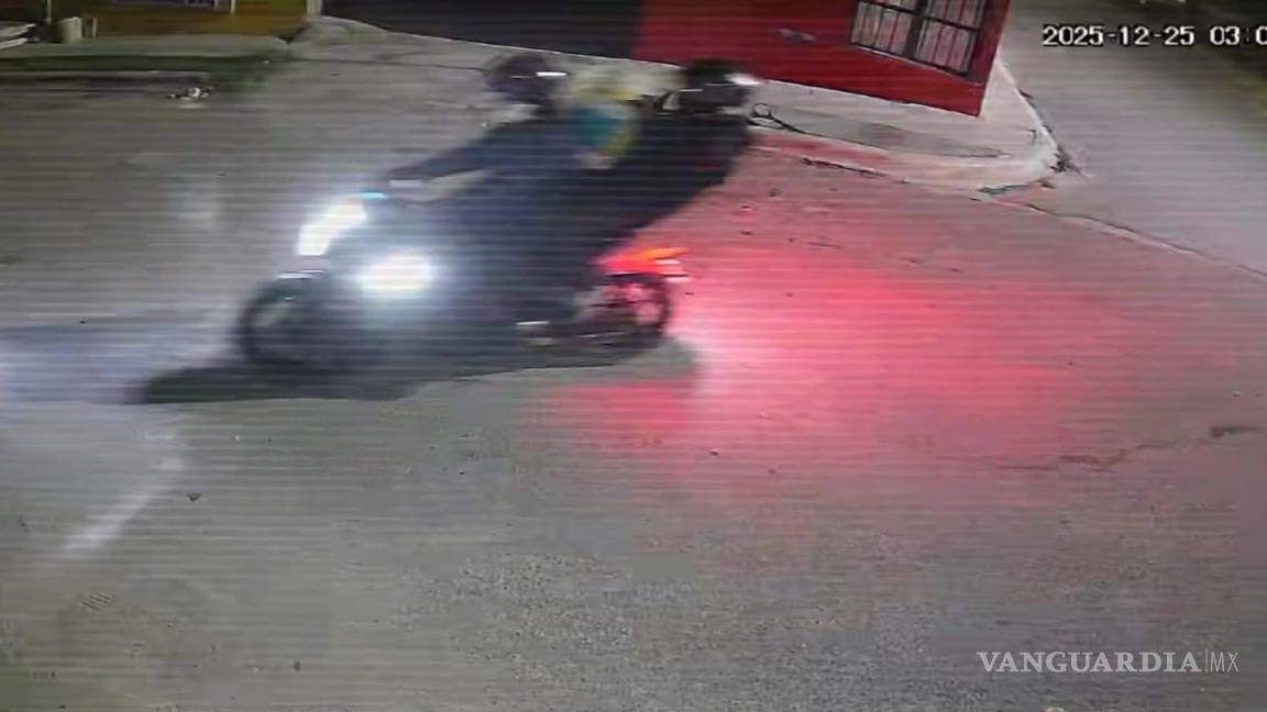 $!El vehículo se encontraba estacionado sobre la vía pública cuando fue incendiado.