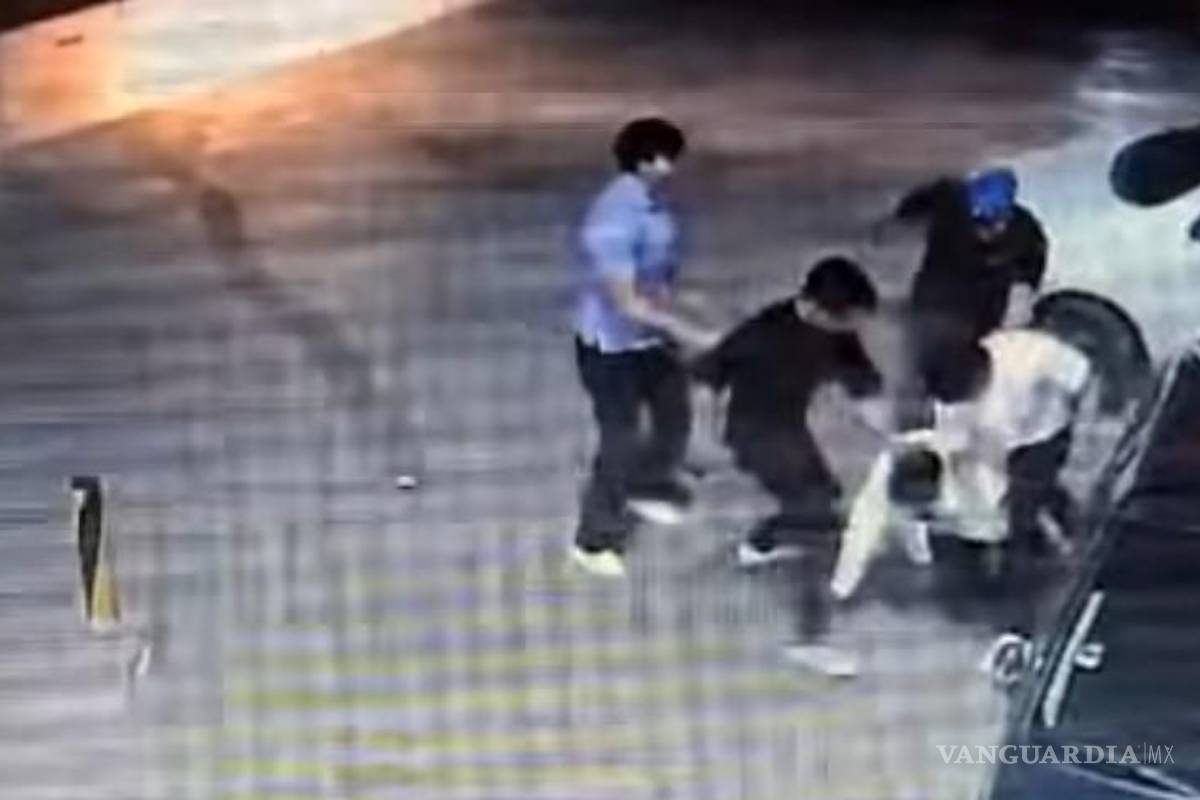 Jóvenes son golpeados en plaza comercial al norte de Saltillo; denuncian agresión en redes (videos)