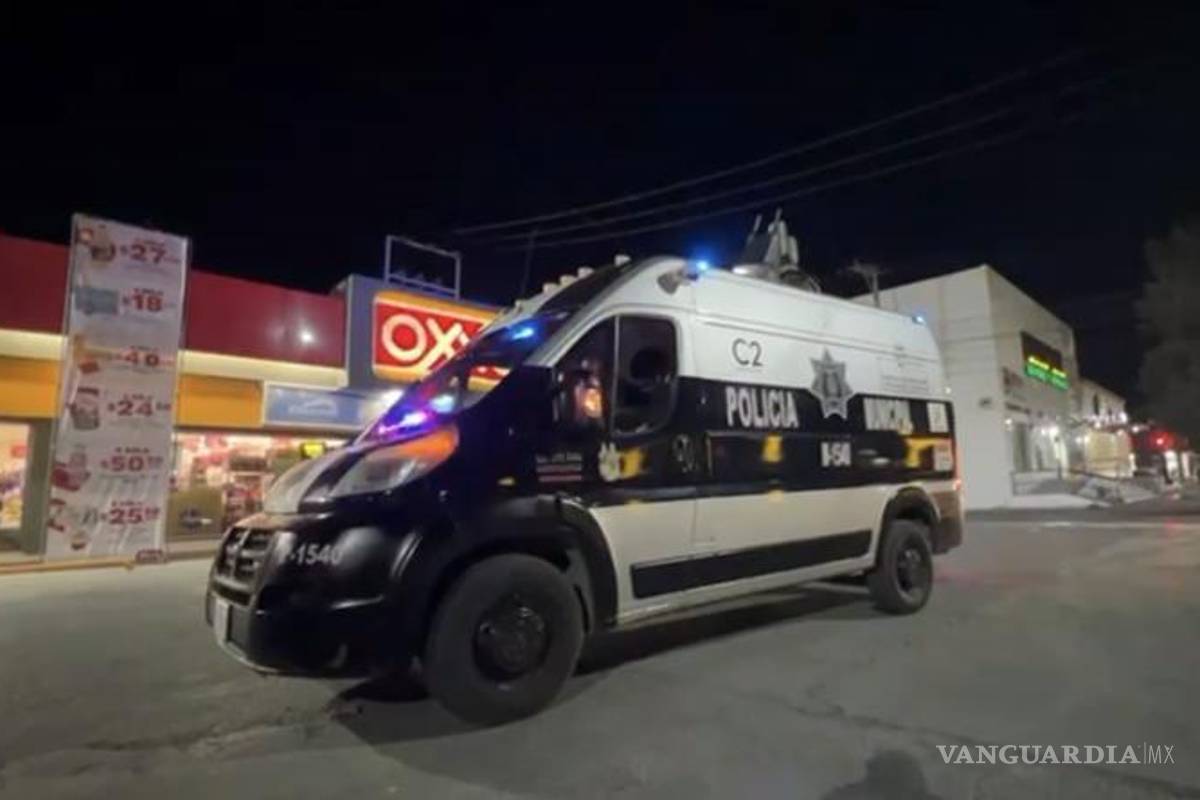 $!El sujeto permaneció varios minutos en lo alto del comercio antes de bajar.