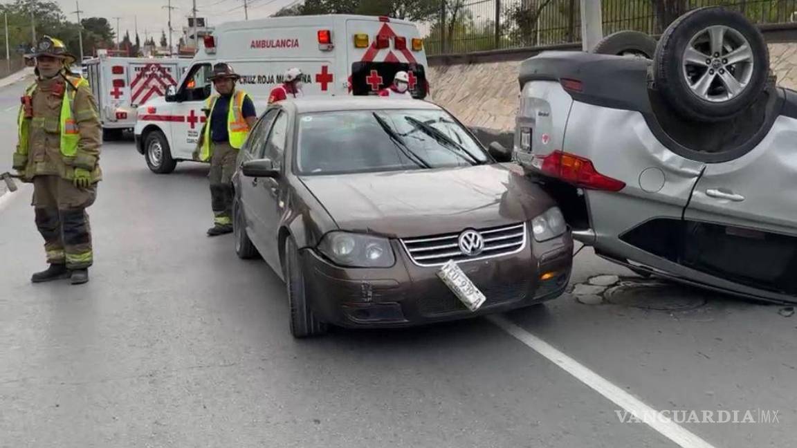 Conductor a exceso de velocidad provoca choque y volcadura frente a Tec de Monterrey en Saltillo