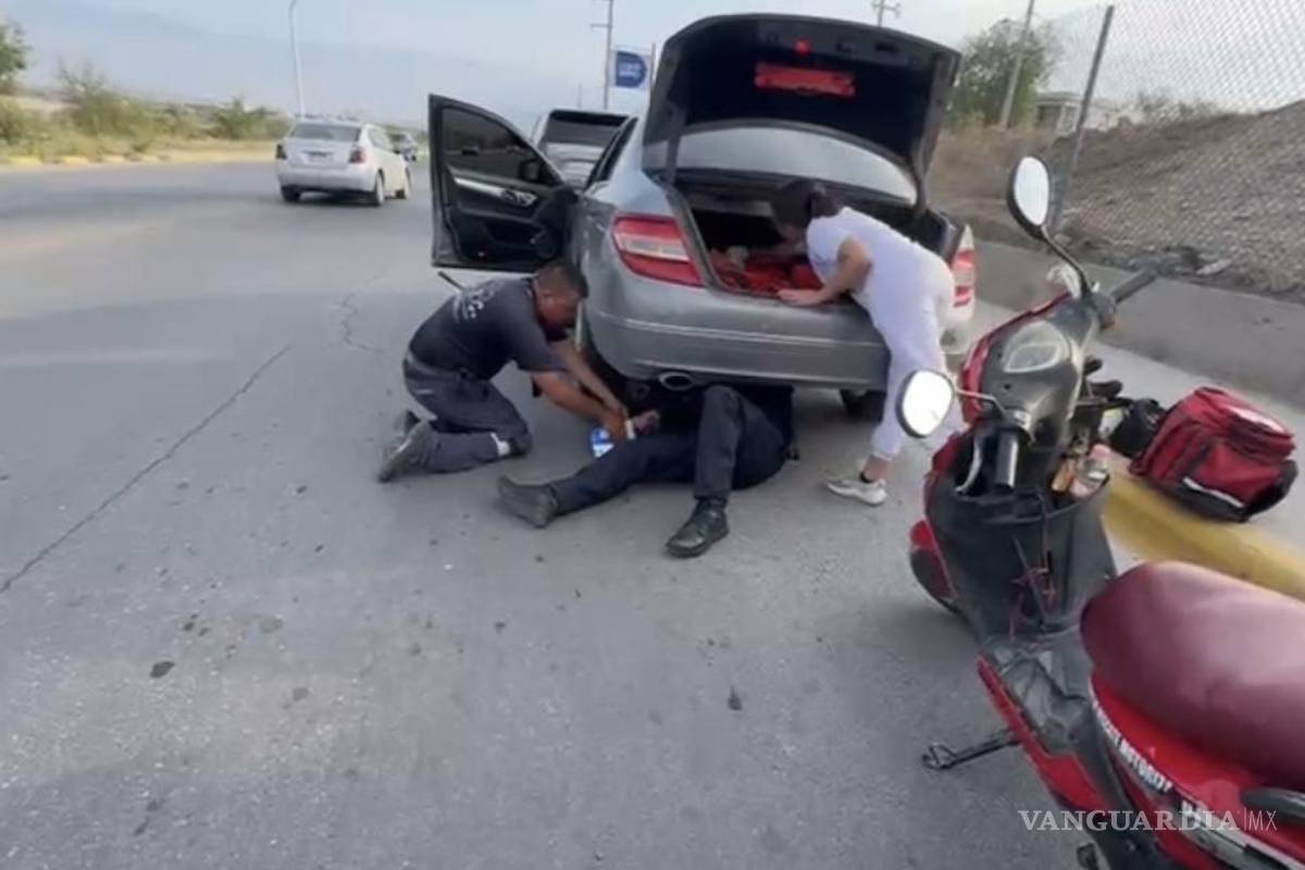 ¡Misión felina! Salvan a gatito juguetón escondido bajo un coche en Monclova (video)