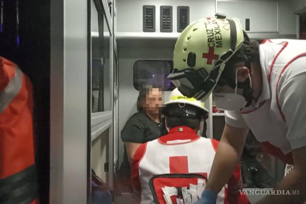 $!La mujer atropellada recibió atención de paramédicos de la Cruz Roja; presentó lesiones leves.