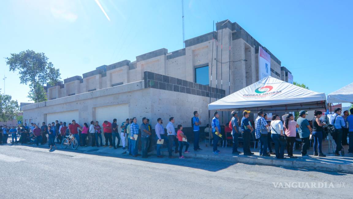 $!Asisten más de 500 solicitantes a feria del empleo de Compañía Cervecera