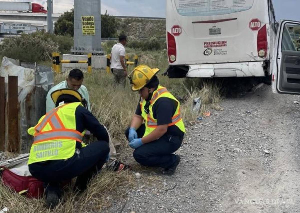 $!Personal del Cuerpo de Bomberos acudió al sitio del accidente para auxiliar a los pasajeros lesionados.