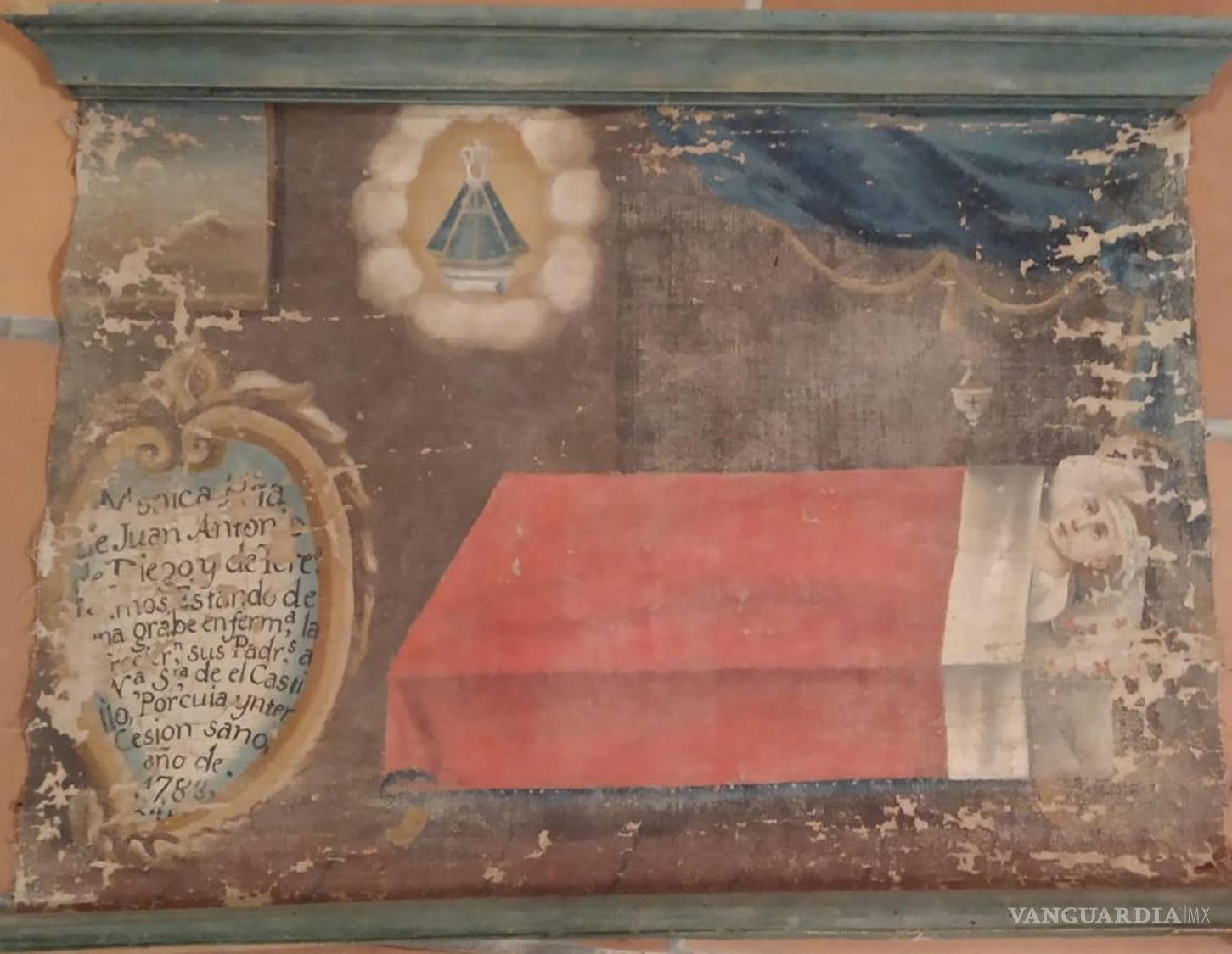 $!El ‘exvoto’ que cuelga en la ermita que domina Trigueros del Valle, donde aparece la niña Mónica (abajo en una cama), de la cual Raquel Cañizares es descendiente directa.