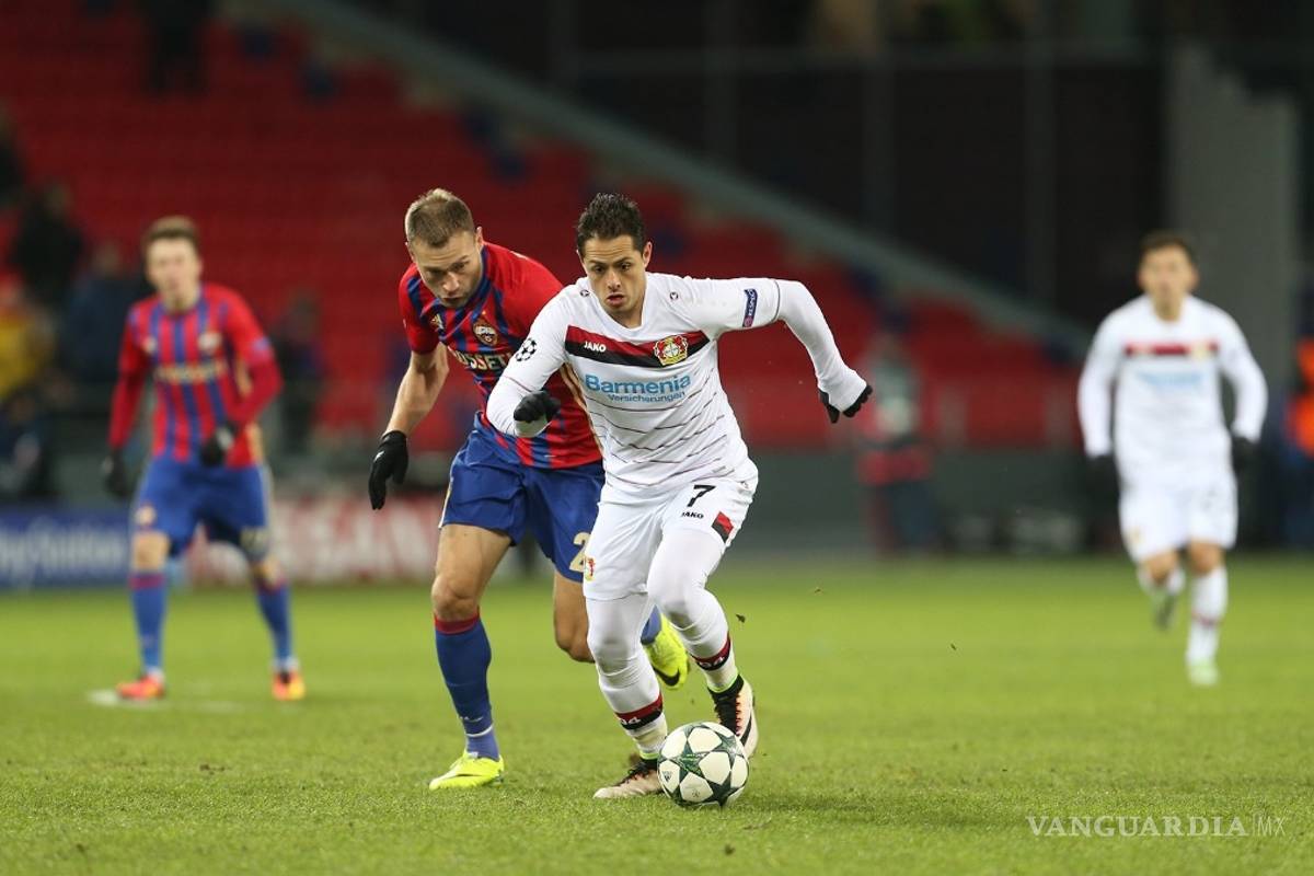 Chicharito enfureció tras salir de cambio y fue directo al vestidor