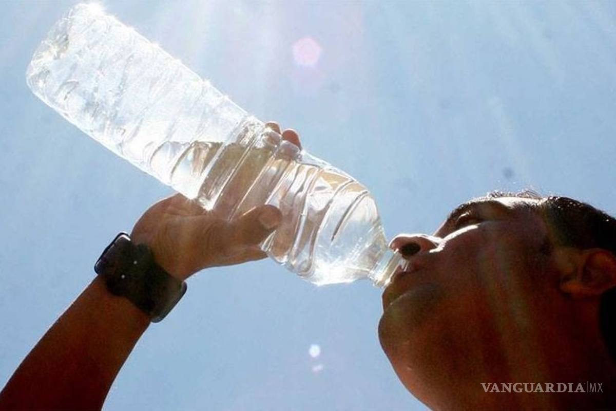 Proponen beber abundante agua para mitigar calor