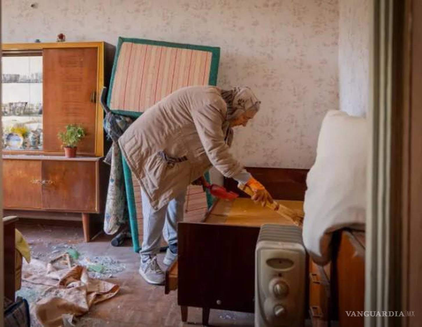 $!Una mujer limpia su apartamento después de que un misil ruso explotara cerca de su casa en Kiev, Ucrania, el jueves 17 de septiembre de 2026.