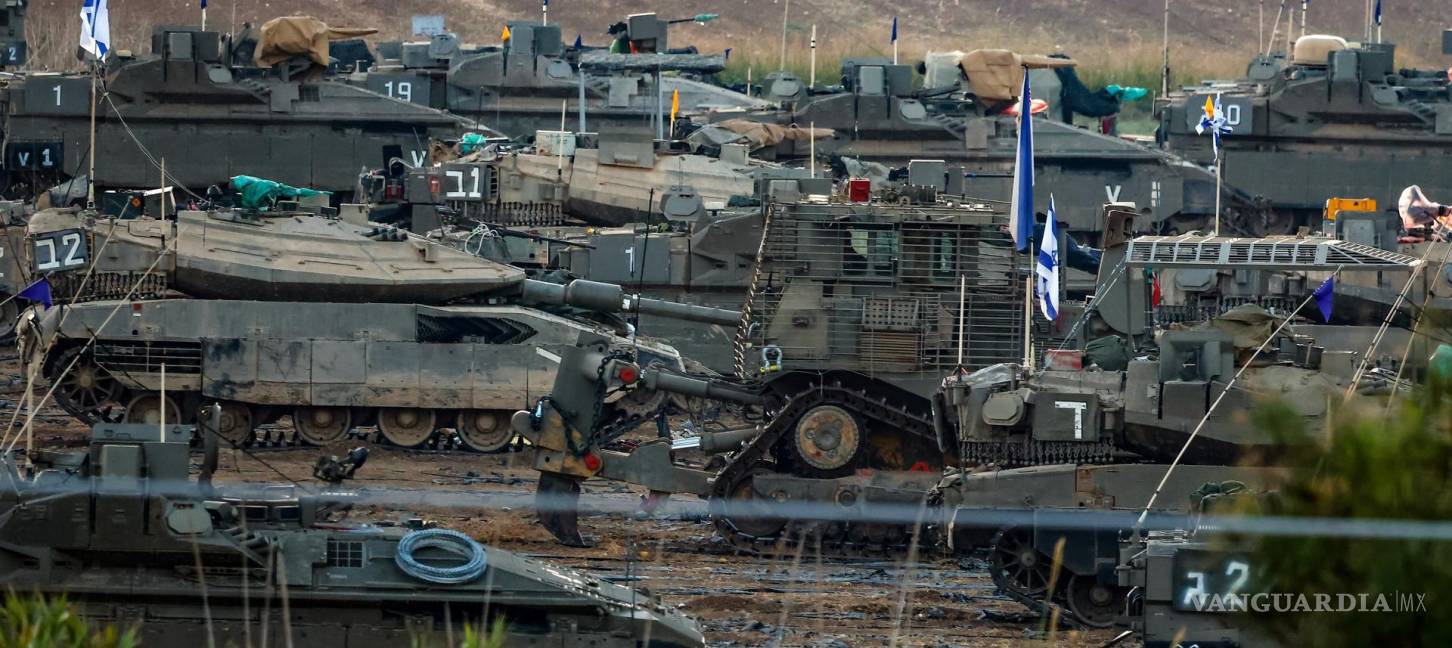 $!Soldados israelíes se preparan para el escenario de maniobras terrestres en un lugar no revelado cerca de la frontera con Gaza, en Israel.