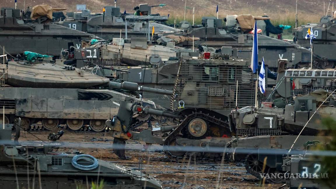 $!Soldados israelíes se preparan para el escenario de maniobras terrestres en un lugar no revelado cerca de la frontera con Gaza, en Israel.