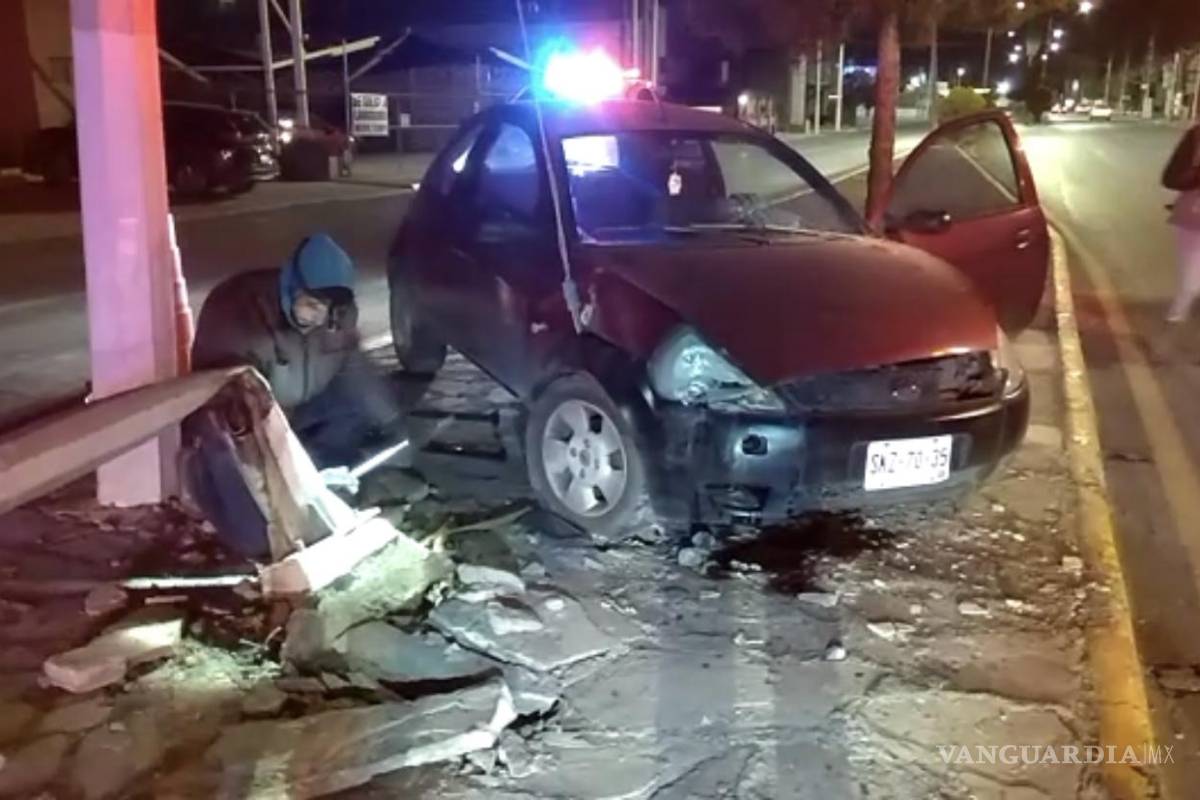 Se estrella joven contra luminaria en Musa de León; conducía ebria