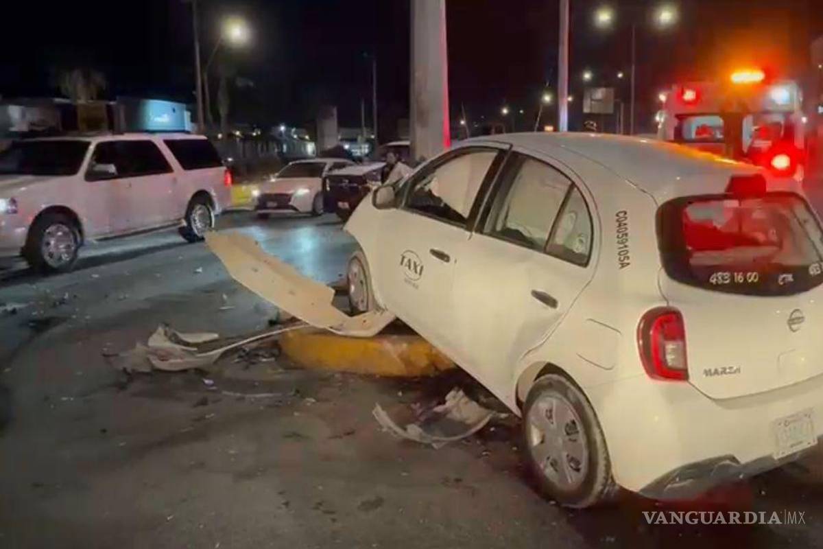 $!El taxi golpeó un semáforo durante el accidente, generando daños materiales en la zona.