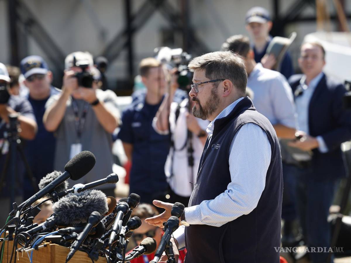 $!Carl Hartsfield del Instituto Wood Hole informa sobre la búsqueda en curso de un sumergible en el muelle de la Base de la Guardia Costera de Boston.
