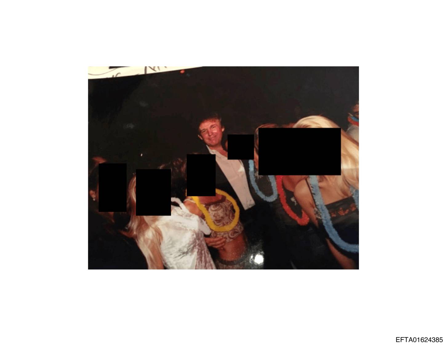 $!Esta foto sin fecha y censurada, publicada por el Departamento de Justicia de Estados Unidos, muestra a Donald Trump rodeado de mujeres.