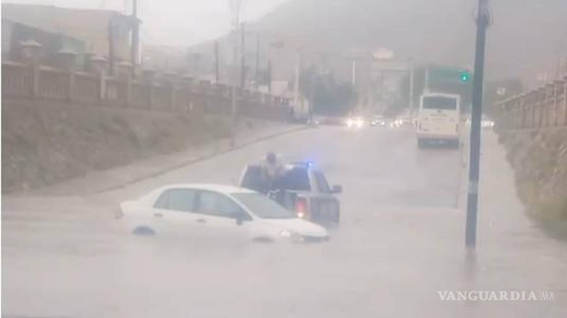 $!En el vado de la calzada Madero, un auto quedó bajo el agua.