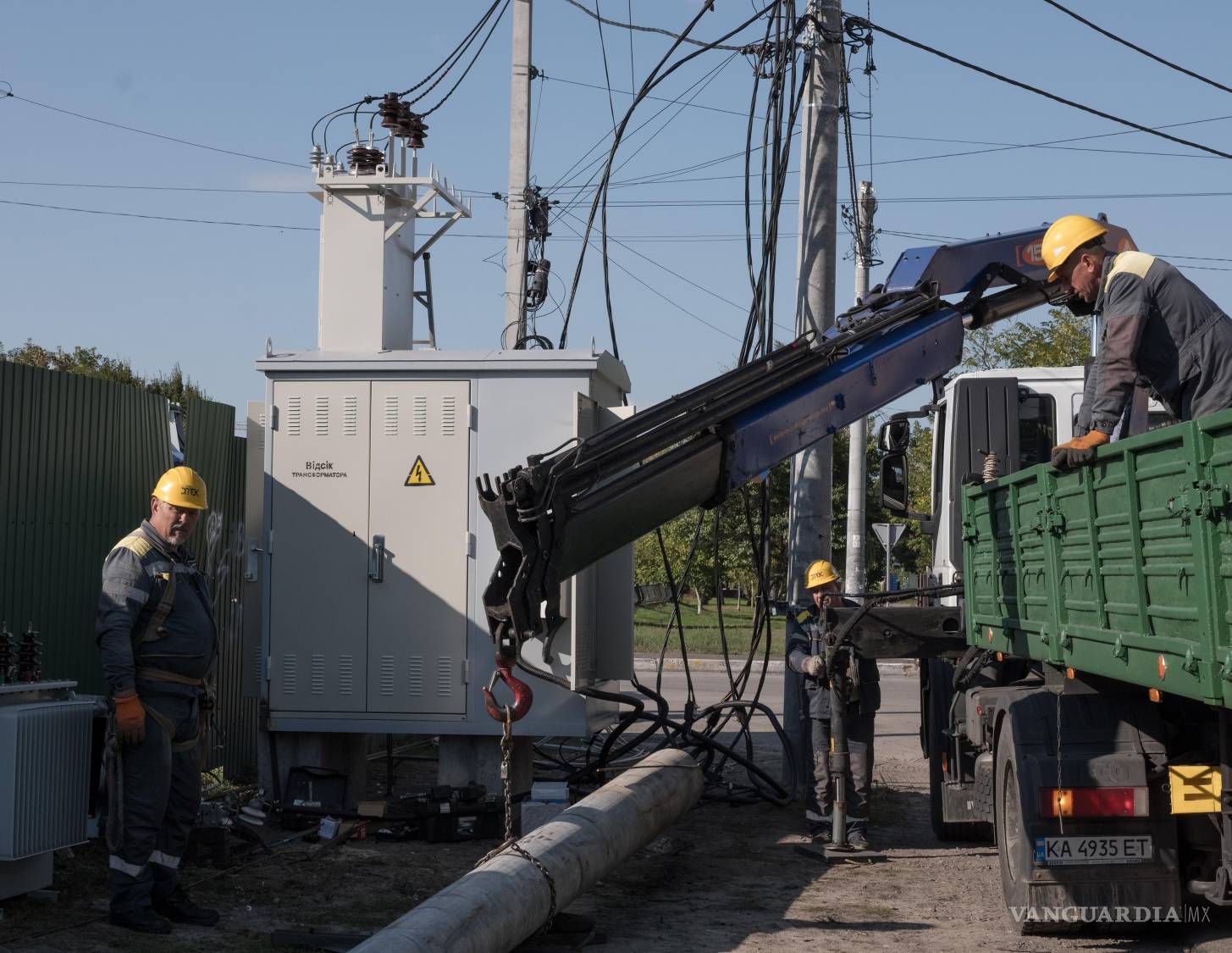 $!Unos trabajadores sustituyen un transformador antiguo por uno nuevo en Hostomel, en la región de Kiev (Ucrania), el 28 de septiembre de 2026. Moscú no está ganando en el campo de batalla; en cambio, está aprovechando una oportunidad para infligir un inmenso sufrimiento humano en las ciudades ucranianas. (Jędrzej Nowicki/The New York Times)