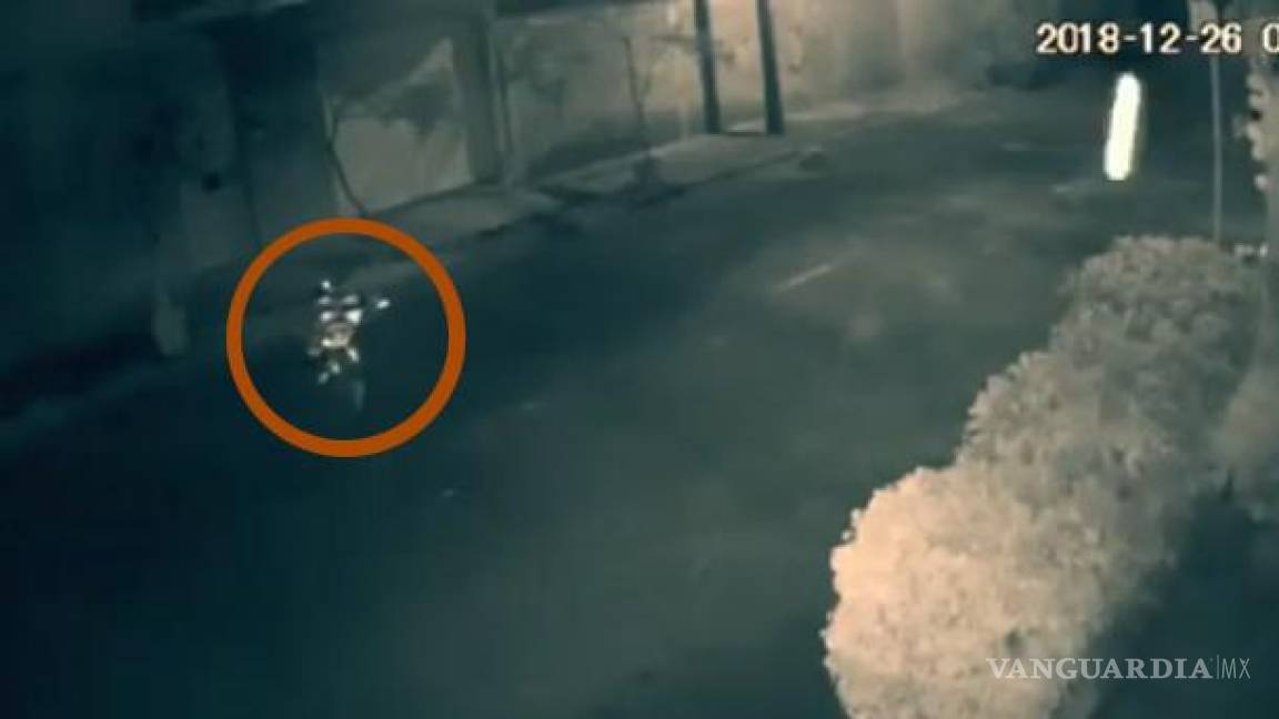 ¿Bruja o extraterrestre?... el misterioso ente que caminó por las calles del Edomex (video)