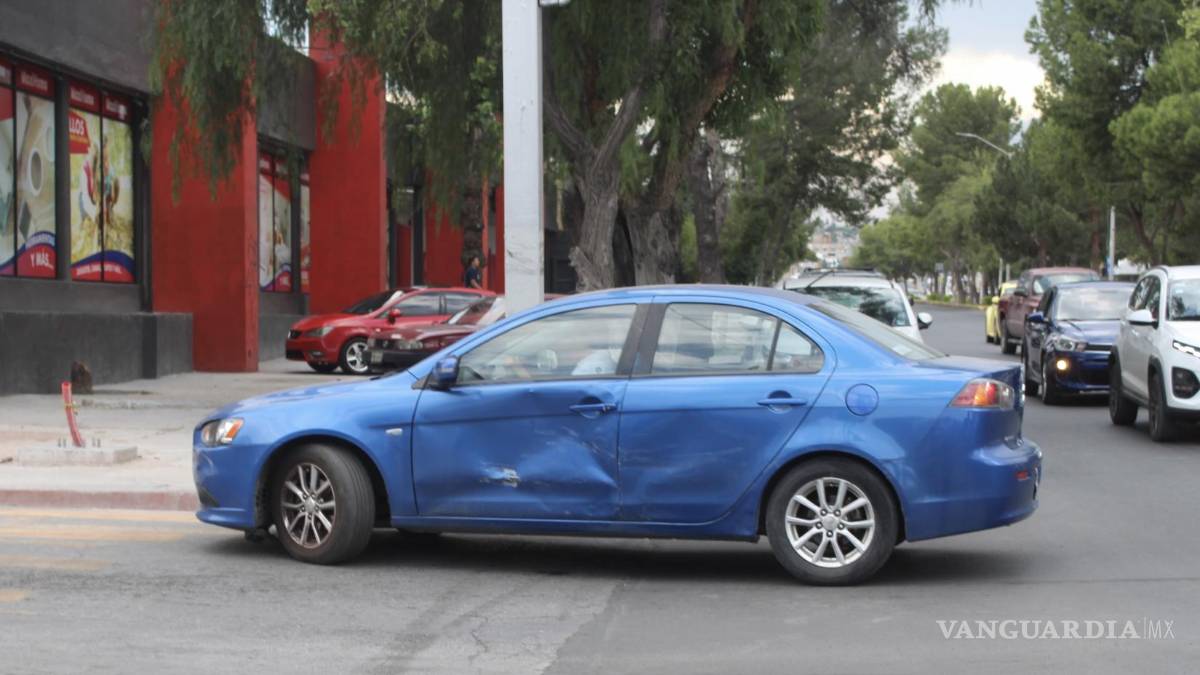 Se pasa rojo en V. Carranza y ocasiona choque múltiple en Saltillo