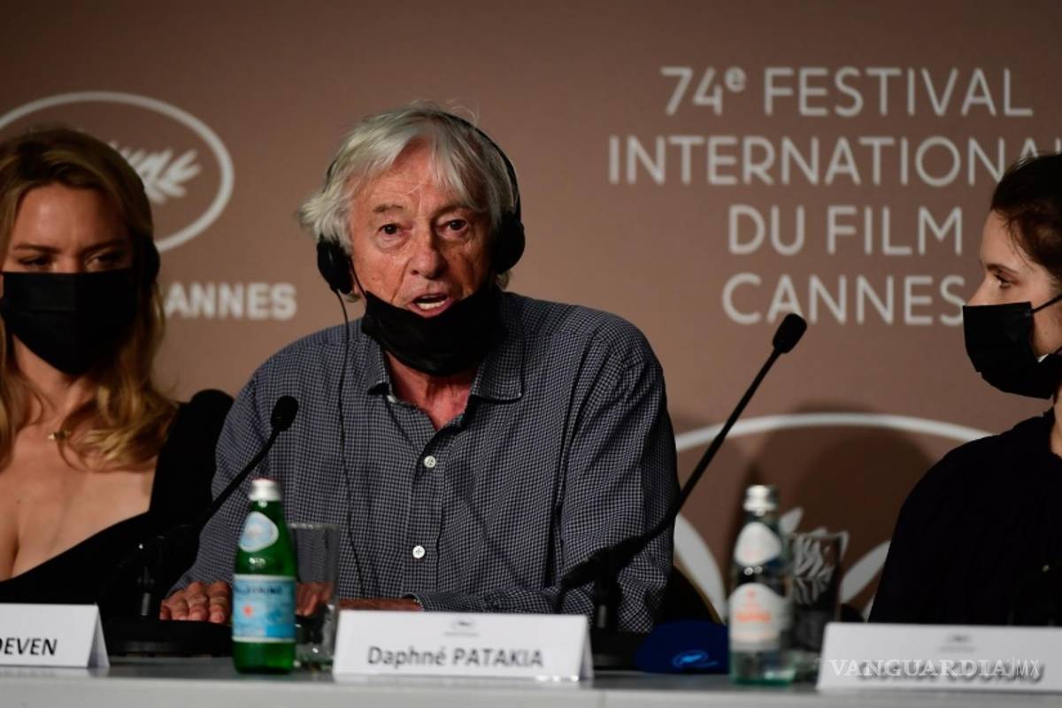 Paul Verhoeven presenta en Cannes su polémico film sobre una monja lesbiana