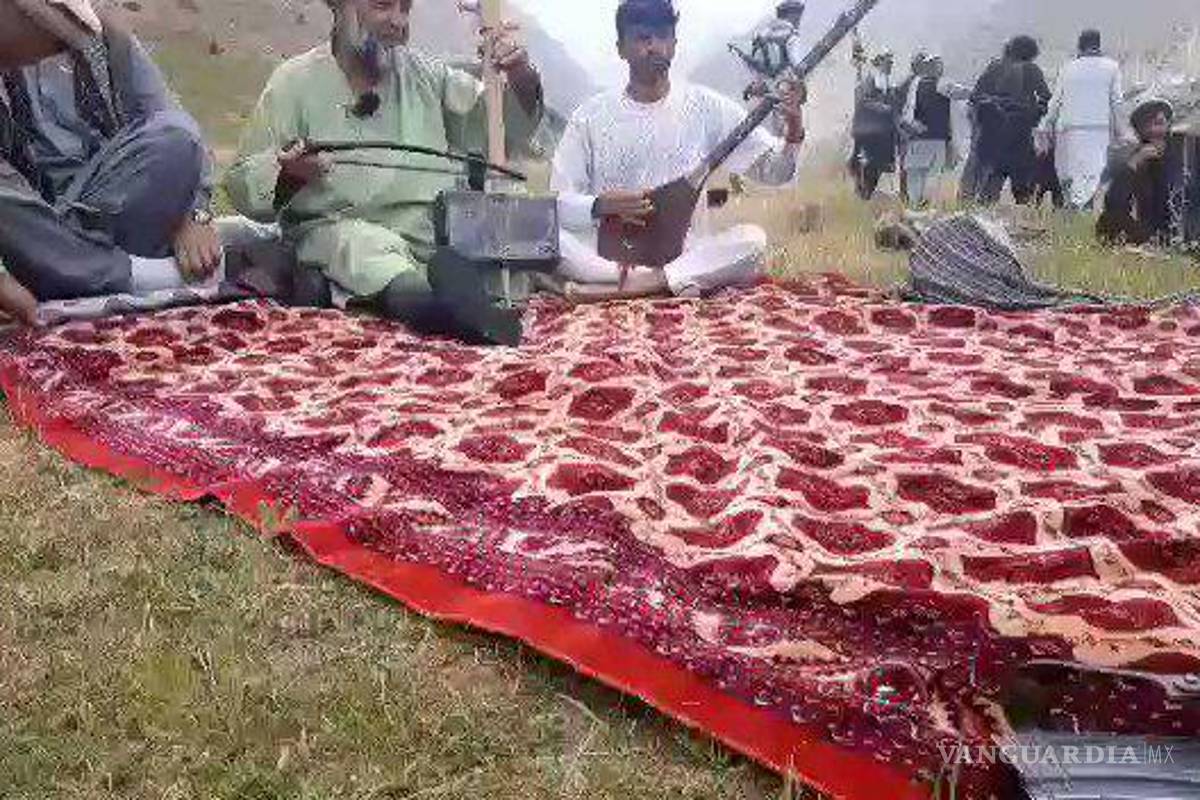 Talibanes ejecutan a cantante de folk, prohíben la música en público