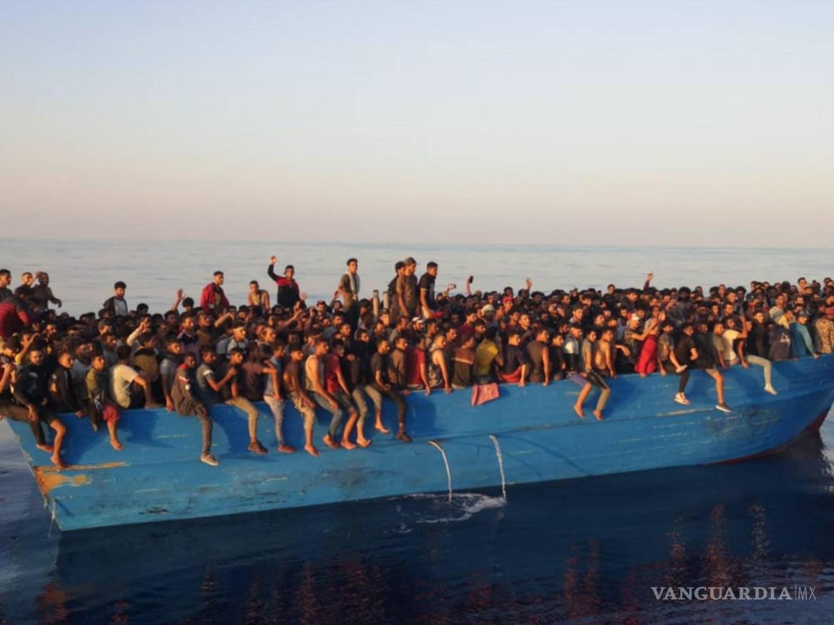 $!En un barco frente a la isla de Lampedusa, Italia, 28 de agosto de 2021