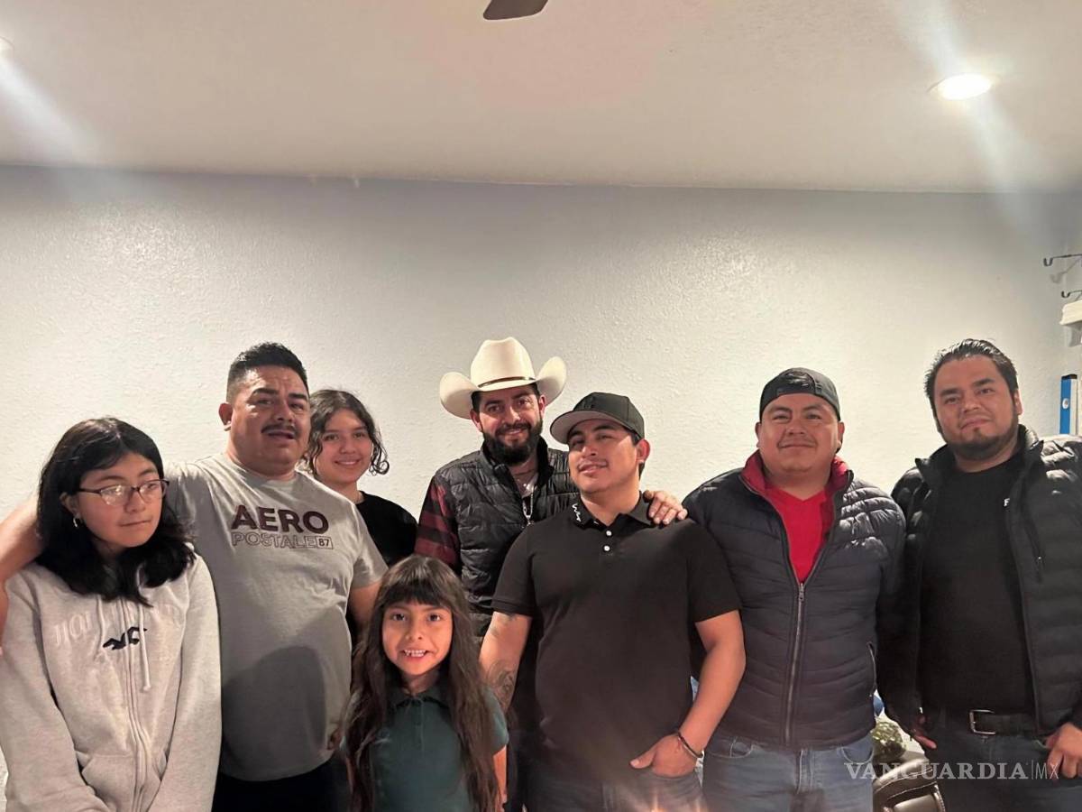 $!Fotografía cedida por Benjamín Domínguez Guevara de una foto colectiva en la casa familiar en Altadena, California.