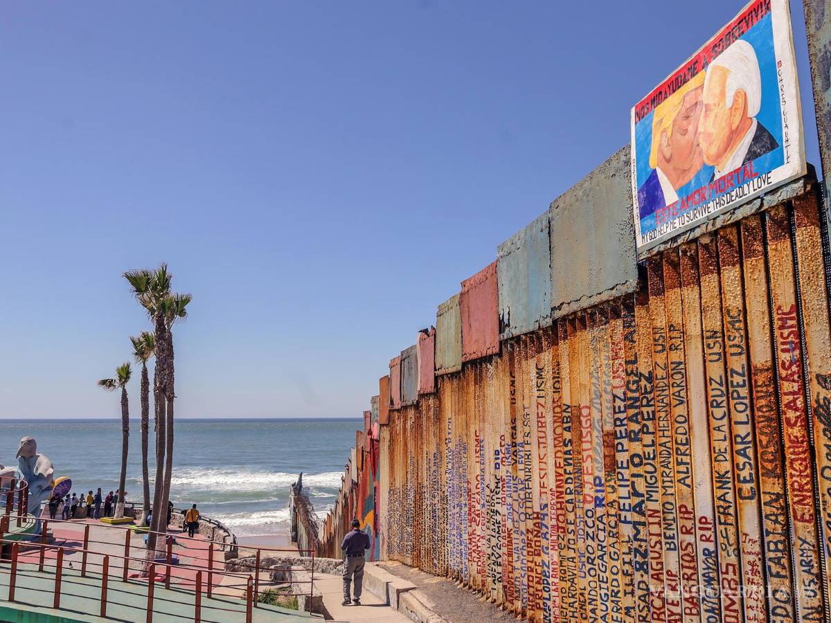 $!Vista de una imagen del expresidente estadounidense Donald Trump besando al actual mandatario, Joe Biden (d) en el muro fronterizo en la ciudad de Tijuana.