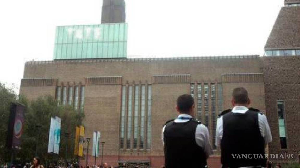 Niño cayó cinco pisos en museo de Londres; un adolescente lo arrojó